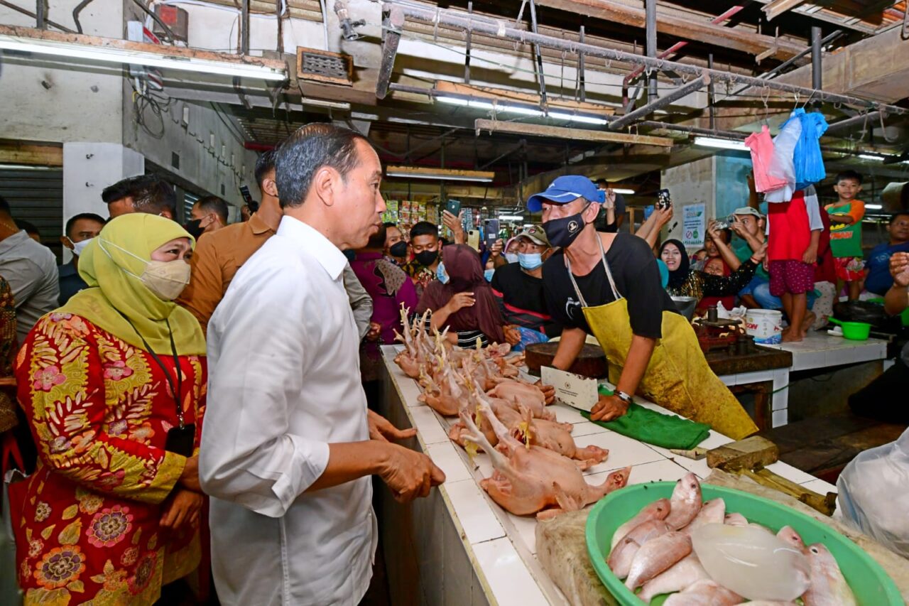 Presiden Jokowi Cek Harga Bahan Pangan di Pasar Wonokromo