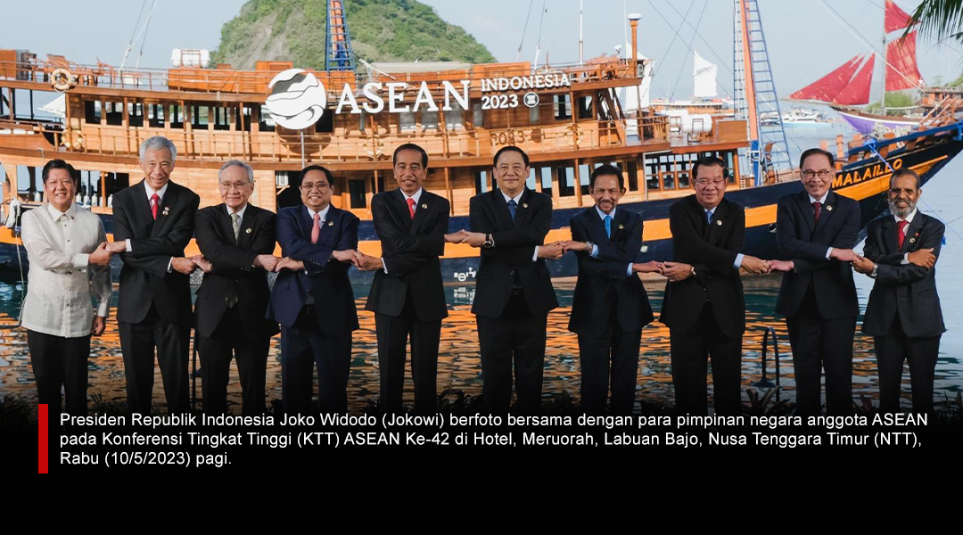 Presiden Republik Indonesia Joko Widodo (Jokowi) berfoto bersama dengan para pimpinan negara anggota ASEAN