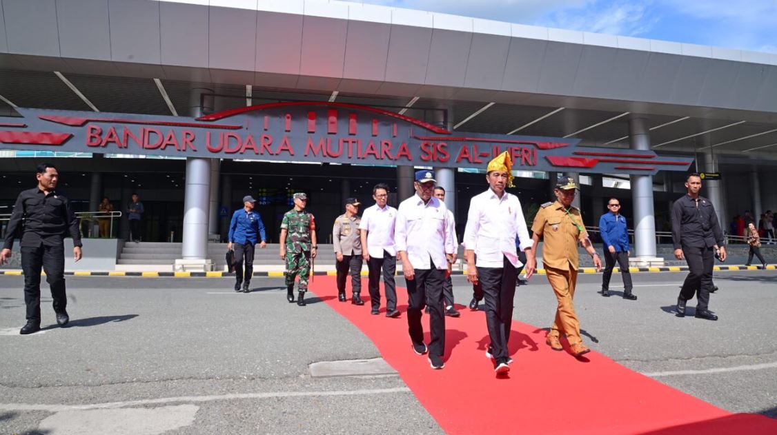 Presiden Jokowi Resmikan Rekonstruksi Bandara Mutiara SIS Al-Jufri dan Tiga Bandara Lainnya