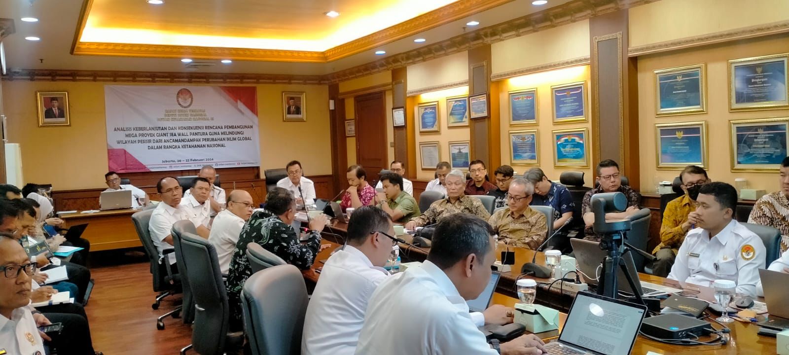 Kedeputian Sisnas Bahas Pembangunan Mega Proyek Giant Sea Wall Pantura Pada Rapat Kerja Terbatas