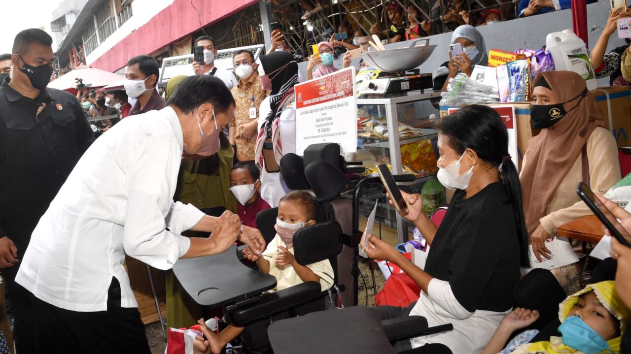 Kunjungi Pasar Peterongan, Presiden Bagikan Bansos dan Tinjau Harga Kebutuhan Pokok