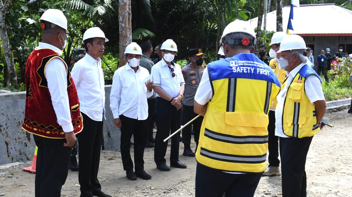 Presiden Jokowi Tinjau Proyek Peningkatan Struktur Jalan di Pulau Nias